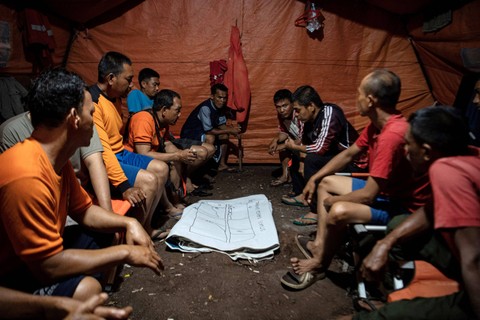 Bersiap Melawan Api- Petugas gabungan Manggala Agni menyusun strategi perencanaan pemadaman dalam tenda di Desa Jungkal, Ogan Komering Ilir (OKI). Foto: Nova Wahyudi/Antara Foto