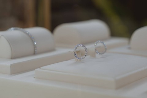 Perhiasan berlian lab grown Sol et Terre yang dihadirkan oleh Chelsea Islan dan Veronica Pranata. Foto: Sol et Terre