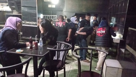 Petugas Polda Sumsel saat melakukan razia di tempat hiburan malam Kampung Baru Palembang. (ist)