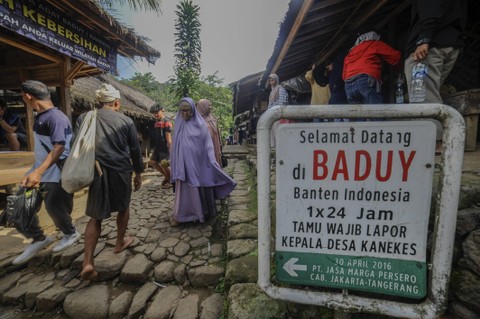 Sejumlah wisatawan mengunjungi kawasan Saba Budaya Badui di Ciboleger, Lebak, Banten, Minggu (19/11/2023). Foto: Muhammad Bagus Khoirunas/Antara Foto