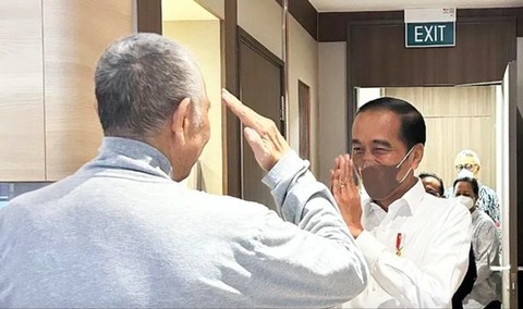 Menko Marves, Luhut Binsar Pandjaitan saat menjalani perawatan di General Hospital Singapura dijenguk Presiden Jokowi. Foto: instagram/luhut.pandjaitan
