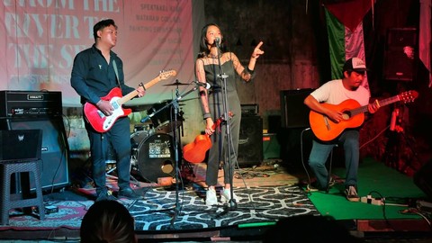 Aksi band lokal Palembang, Seirama Rujukan Dawai yang tampil dalam kegiatan donasi untuk Palestina yang digagas komunitas indie di Rumah Sintas, Minggu (19/11) Foto: ary priyanto/urban id