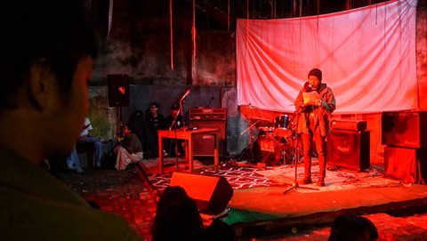 Pembacaan puisi oleh Ryan Pelor sebagai bentuk protes atas kejahatan kemanusiaan dalam aksi donasi komunitas indie Palembang untuk Palestina, Minggu (19/11) Foto: ary priyanto/urban id