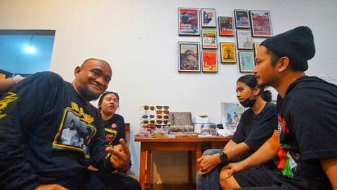 Sejumlah pengunjung yang hadir di acara donasi untuk Palestina yang digagas komunitas indie Palembang di Rumah Sintas, Minggu (19/11) Foto: ary priyanto/urban id