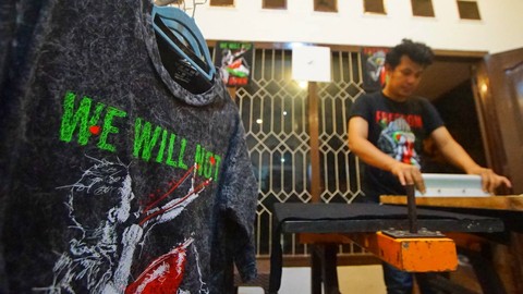 Aksi sablon kaos bertema Palestina yang digelar di Rumah Sintas dalam kegiatan donasi yang dilakukan komunitas indie Palembang, Minggu (19/11) Foto: ary priyanto/urban id