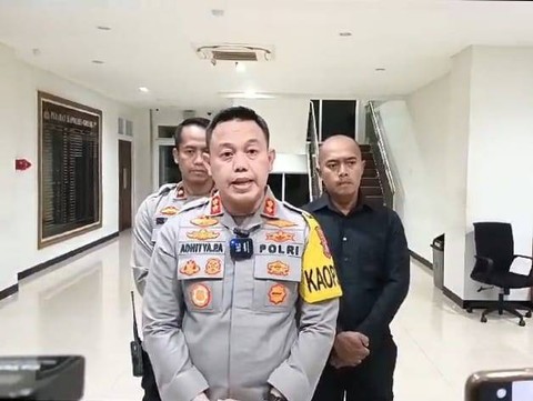 Kapolres Sleman, Adhitya Panji Anom saat berpangkat AKBP, bicara soal kerusuhan suporter sepak bola dan aparat di Gresik usai laga Gresik United vs Deltras FC di area Stadion Gelora Joko Samudro, 19 November 2023. Foto: dok mili.id