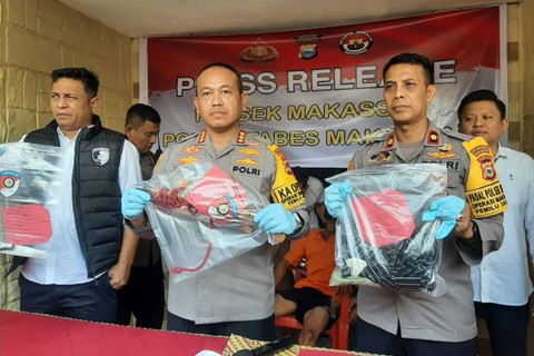 Polisi menjukkan barang bukti dan tersangka Dominggu alias Iwan, pelaku pembunuhan di Makassar.  Foto: Dok. Istimewa