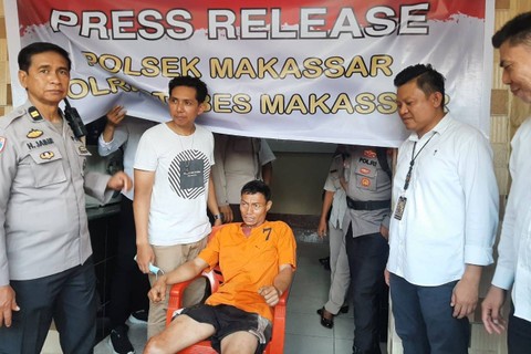 Polisi menjukkan barang bukti dan tersangka Dominggu alias Iwan, pelaku pembunuhan di Makassar.  Foto: Dok. Istimewa