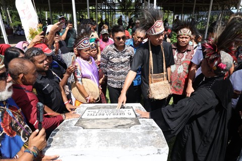 Capres Ganjar Pranowo saat berkunjung ke tempat-tempat bersejarah di Pulau Mansinam, Distrik Manokwari Timur, Kabupaten Manokwari, Papua Barat, Senin (20/11/2023). Foto: Dok. Istimewa