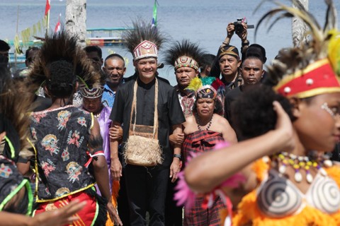 Masyarakat dan tokoh agama menyambut kedatangan Ganjar di Pulau Mansinam. Foto: Dok. Istimewa