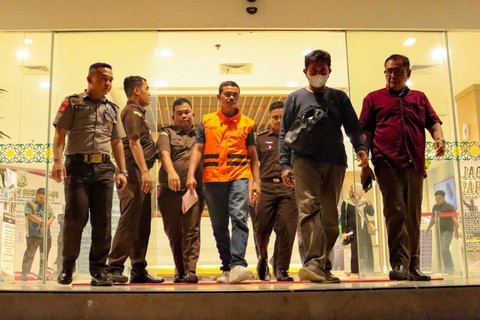  Anggota Polres Bengkalis berinisial Bripka BA saat ditahan Kejati Riau.  Foto: Dok. Istimewa
