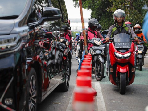 Pengendara sepeda motor melintas di jalur sepeda di kawasan Salemba, Jakarta, Selasa (21/11). Foto: Iqbal Firdaus/kumparan