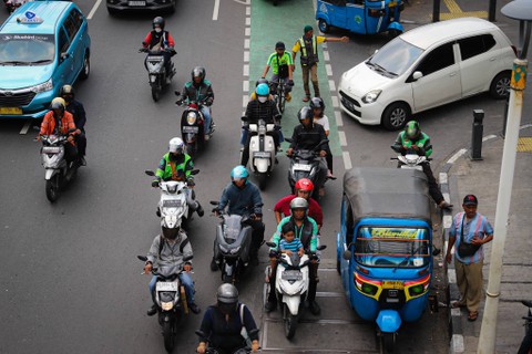 Pengendara sepeda motor melintas di jalur sepeda di kawasan Salemba, Jakarta, Selasa (21/11). Foto: Iqbal Firdaus/kumparan
