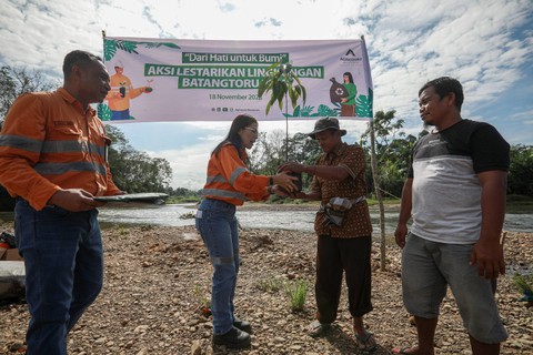 PT Agincourt Resources (PTAR), pengelola Tambang Emas Martabe, menginisiasi Aksi Bersih Lingkungan bersama ratusan masyarakat di tiga desa di Kecamatan Batangtoru, Tapanuli Selatan, Sabtu (18/11). Foto: Aditia Noviansyah/kumparan