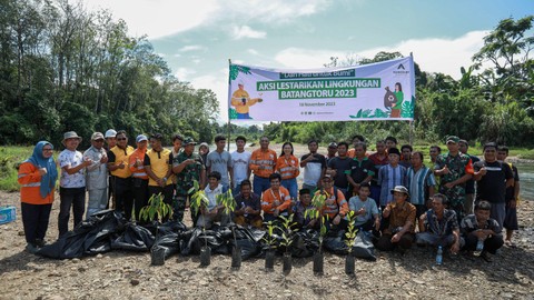 PT Agincourt Resources (PTAR), pengelola Tambang Emas Martabe, menginisiasi Aksi Bersih Lingkungan bersama ratusan masyarakat di tiga desa di Kecamatan Batangtoru, Tapanuli Selatan, Sabtu (18/11). Foto: Aditia Noviansyah/kumparan