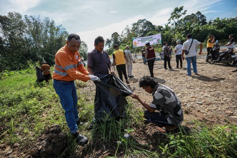 PT Agincourt Resources (PTAR), pengelola Tambang Emas Martabe, menginisiasi Aksi Bersih Lingkungan bersama ratusan masyarakat di tiga desa di Kecamatan Batangtoru, Tapanuli Selatan, Sabtu (18/11). Foto: Aditia Noviansyah/kumparan