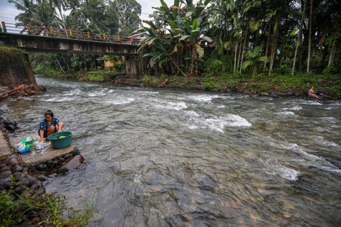 Warga mencuci piring di sungai Garoga, kecamatan Batang Toru yang dijadikan lokasi Lubuk Larangan di Desa Garoga, Kabupaten Tapanuli Selatan, provinsi Sumatera Utara, Sabtu (18/11). Foto: Aditia Noviansyah/kumparan