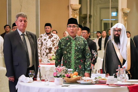 Ketum PBNU KH Yahya Cholil Staquf (tengah), bersama Dubes Palestina untuk Indonesia Zuhair Al-Shun (kiri) dan Director of the Muslim World League H.E. Abdurrahman Al Khayyath (kanan) dalam acara pertemuan dengan para Duta Besar wilayah Timur Tengah. Foto: Jamal Ramadhan/kumparan