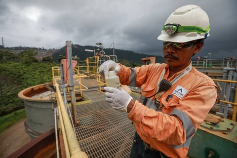 Petugas PT Agincourt Resources mengambil air sampel air limbah yang di tempat instalasi pengolahan air di lokasi penambangan di Kabupaten Tapanuli Selatan, provinsi Sumatera Utara, Sabtu (18/11). Foto: Aditia Noviansyah/kumparan