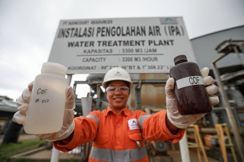 Petugas PT Agincourt Resources menunjukan air limbah yang sudah diolah di tempat instalasi pengolahan air di lokasi penambangan di Kabupaten Tapanuli Selatan, provinsi Sumatera Utara, Sabtu (18/11). Foto: Aditia Noviansyah/kumparan