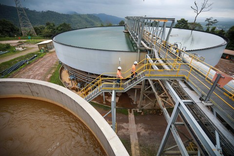 Dua petugas PT Agincourt Resources di tempat instalasi pengolahan air di lokasi penambangan di Kabupaten Tapanuli Selatan, provinsi Sumatera Utara, Sabtu (18/11). Foto: Aditia Noviansyah/kumparan