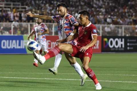Pemain Timnas Indonesia Rizky Ridho berebut bola dengan pemain Timnas Filipina Manuel Ott pada pertandingan Grup F Kualifikasi Piala Dunia 2026 Zona Asia di Stadion Rizal Memorial, Manila, Filipina, Selasa (21/11/2023). Foto: Eloisa Lopez/REUTERS