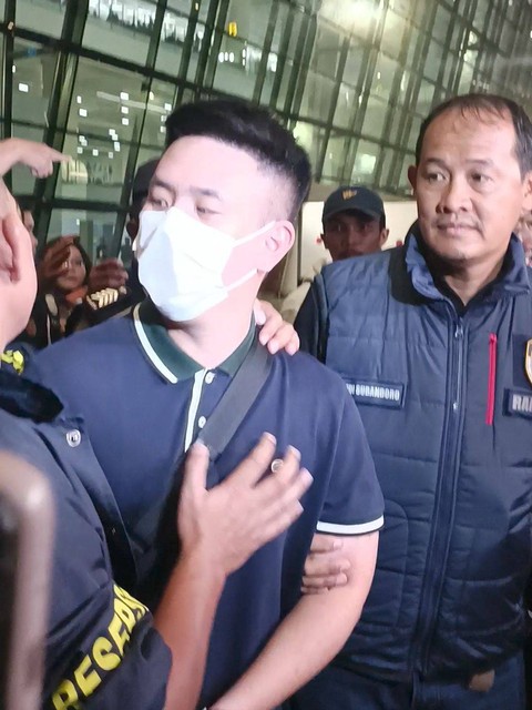 Jessica Iskandar dan Vincent Verhaag, temui tersangka penipuan, Steven, Terminal Bandara Soekarno Hatta, Selasa (21/11/2023). Foto: Giovanni/kumparan