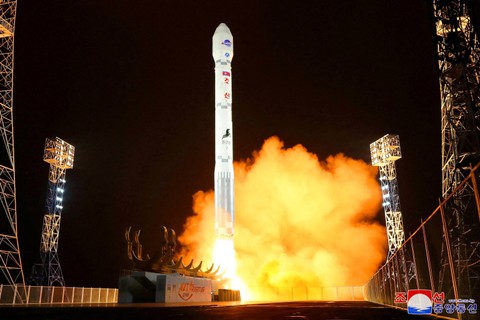 Sebuah roket yang membawa satelit mata-mata Malligyong-1 diluncurkan di Provinsi Gyeongsang Utara, Korea Utara. Foto: KCNA/via REUTERS