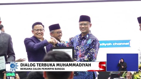 Ketua Umum PP Muhammadiyan Haedar Nashir memberikan souvenir kepada Muhaimin Iskandar saat menghadiri Dialog Terbuka Muhammadiyah, Rabu (22/11/2023). Foto: Youtube/ Muhammadiyah Channel