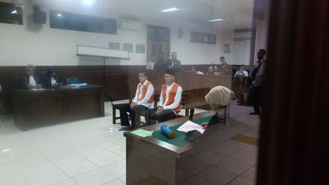 Waliyin dan Ridduan terdakwa pembunuhan dan mutilasi mahasiswa UMY, Redho Tri Agustian (20), menjalani sidang di Pengadilan Negeri Sleman, Rabu (22/11/2023). Foto: Arfiansyah Panji Purnandaru/kumparan