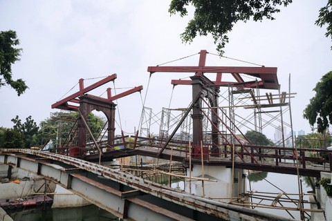 Suasana proyek pemugaran Jembatan Kota Intan di kawasan Kota Tua Jakarta, Rabu (22/11/2023). Foto: Jamal Ramadhan/kumparan