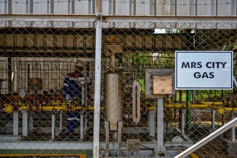 Operator Produksi PT Pertamina EP Subang Field mengecek pipa dan metering gas di Stasiun Pengumpul Subang yang kemudian disalurkan oleh Subholding Gas Pertamina, PT PGN Tbk ke rumah-rumah warga di Desa Cidahu, Kecamatan Pagaden Barat, Subang. Foto: Raisan Al Farisi/ANTARA FOTO