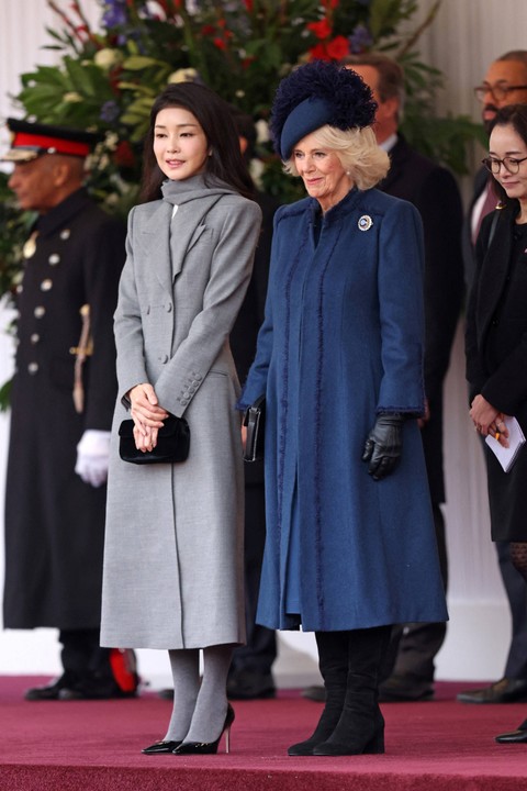Ibu Negara Korea Selatan, Kim Keon-hee dan Ratu Camilla menghadiri upacara penyambutan Presiden dan Ibu Negara Republik Korea di Parade Pengawal Kuda di London, Inggris pada Selasa (21/11/2023). Foto: Chris Jackson/Pool via REUTERS