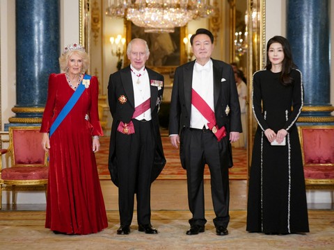 Ratu Camilla, Raja Charles III, Presiden Korea Selatan Yoon Suk Yeol dan istrinya Kim Keon Hee berpose menjelang Perjamuan Kenegaraan di Istana Buckingham, London, Inggris 21 November 2023. Foto: Yui Mok/Pool via Reuters