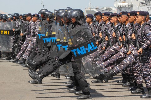 Sejumlah personel TNI Angkatan Laut mengikuti Apel Gelar Pasukan dan Manuver Lapangan Latihan Pengamanan (Latpam) Pemilu 2024 di Koarmada II, Surabaya, Jawa Timur, Rabu (22/11/2023). Foto: Didik Suhartono/Antara Foto