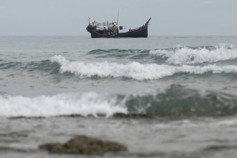 Sebuah perahu kayu yang membawa imigran etnis Rohingya. Foto: Riska Munawarah/REUTERS