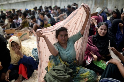 Sejumlah imigran etnis Rohingya beristirahat setelah mendarat di pantai di Sabang, provinsi Aceh, Rabu (22/11/2023). Foto: Riska Munawarah/REUTERS