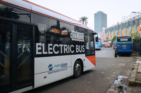 Bus listrik atau electric vehicle (EV) Transjakarta di kawasan Blok M, Jakarta, Rabu (22/11/2023). Foto: Jamal Ramadhan/kumparan