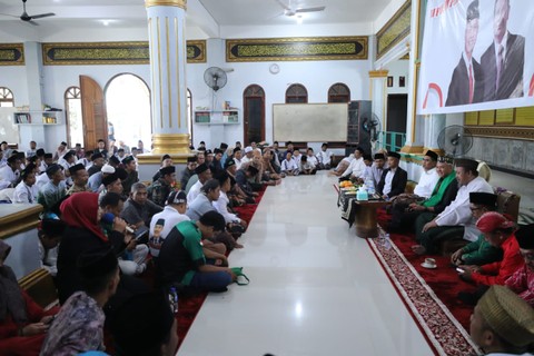 Ganjar berdiskusi bersama masyayikh dan masyarakat di Jayapura. Foto: Dok. Istimewa