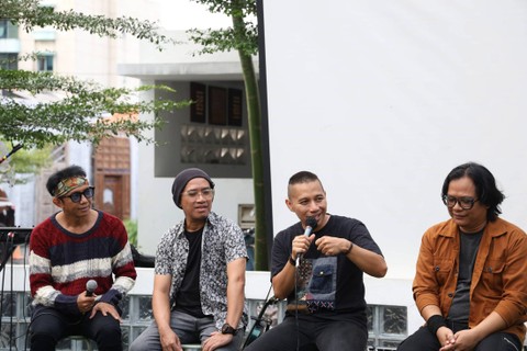 Grup band, The Rain, saat konferensi pers Launch Gig Perayaan 10 Tahun Rilisnya Terlatih Patah Hati dikawasan Kalibata, Jakarta, Rabu (22/11/2023). Foto: Dok. Agus Apriyanto