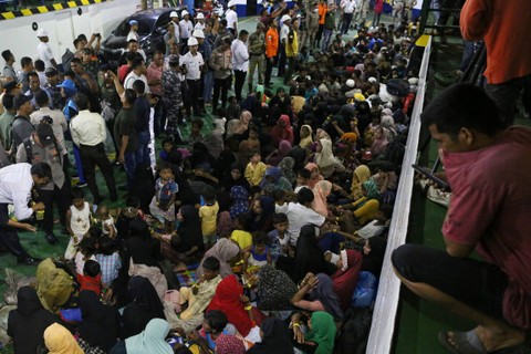 Sejumlah imigran etnis Rohingya berada di dalam Kapal Motor Penumpang (KMP) BRR saat tiba di Pelabuhan Ulee Lheu, Banda Aceh, Aceh, Rabu (22/11/2023). Foto: Khalis Surry/ANTARA FOTO