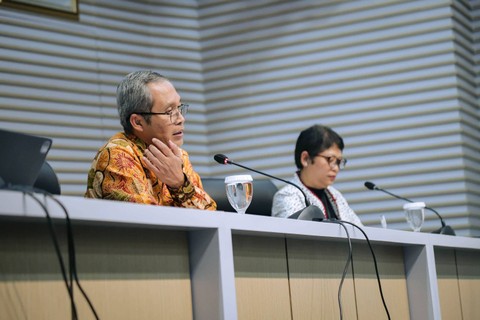 Wakil Ketua KPK Alexander Marwata (kiri) menyampaikan keterangan kepada wartawan terkait Ketua KPK Firli Bahuri yang menjadi tersangka, di Gedung KPK, Jakarta, Kamis (23/11/2023). Foto: Jamal Ramadhan/kumparan