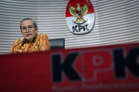 Wakil Ketua KPK Alexander Marwata menyampaikan keterangan kepada wartawan terkait Ketua KPK Firli Bahuri yang menjadi tersangka, di Gedung KPK, Jakarta, Kamis (23/11/2023). Foto: Jamal Ramadhan/kumparan