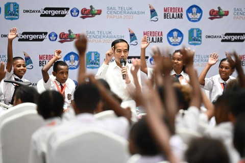 Presiden Jokowi bertemu dengan sejumlah pelajar Sekolah Dasar (SD) dan Sekolah Menengah Pertama (SMP) di Ballroom Padaido Swiss-Belhotel, Kabupaten Biak Numfor, Provinsi Papua, pada Rabu (22/11/2023). Foto: Kris/Biro Pers Sekretariat Presiden