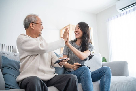 Ilustrasi ayah dengan anak perempuannya yang sudah dewasa. Foto: Hananeko_Studio/Shutterstock