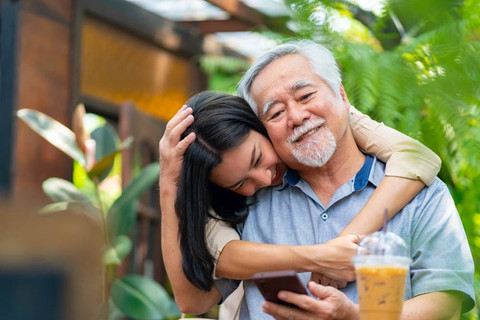 Ilustrasi ayah dengan anak perempuannya yang sudah dewasa. Foto: CandyRetriever/Shutterstock