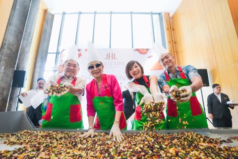 JHL Solitaire Gading Serpong menggelar Cake Mixing Ceremony pada momen Thanksgiving.  Foto: Dok.  Istimewa