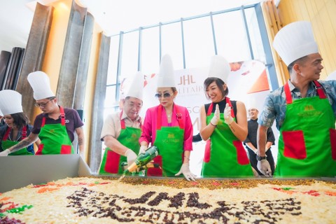 JHL Solitaire Gading Serpong menggelar Cake Mixing Ceremony pada momen Thanksgiving.  Foto: Dok.  Istimewa