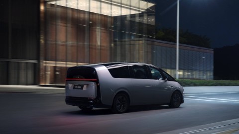 Mobil listrik Li Mega dengan wujud MPV high-tech, dipesan 10 ribu unit dalam waktu 102 menit. Foto: dok. Li Auto