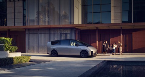 Mobil listrik Li Mega dengan wujud MPV high-tech, dipesan 10 ribu unit dalam waktu 102 menit. Foto: dok. Li Auto